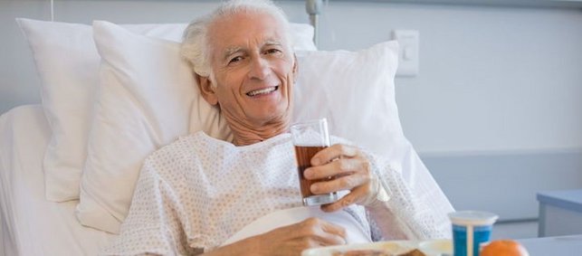älterer Mann im Krankenhausbett