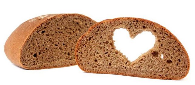 Ein Stück Brot und eine Scheibe Brot mit ausgestochenem Herz