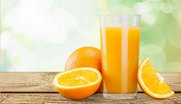 Orangen und Orangensaft im Glas