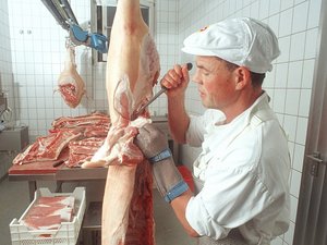 Metzger zerlegt Schweinefleisch