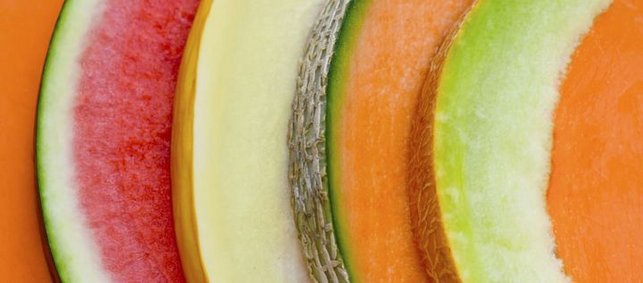verschiedene Melonensorten in Scheiben nebeneinander