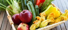Obst und Gemüse in einem Körbchen
