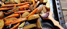 Kartoffeln und Gemüse auf Blech