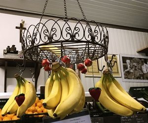 Bananen auf Hängeregal im Hofladen