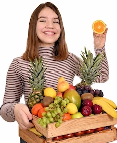 Lachendes Mädchen trägt eine Holzkiste mit Obst