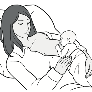 Eine Frau liegt nach hinten gelehnt auf einem Kissen und stillt ihr Baby.