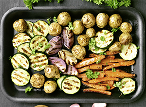 Kartoffeln und Gemüse auf Blech