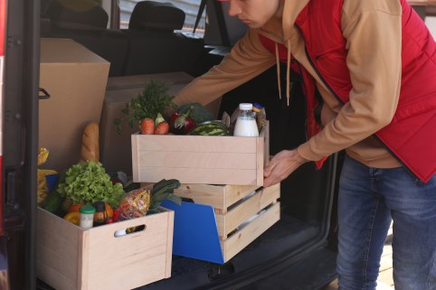 Bild: Lebensmittel-Kisten im Auto