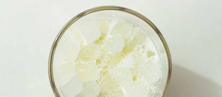 Eisgekühlte Zitronenlimonade in Glas