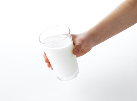 Ein Glas voll Milch.