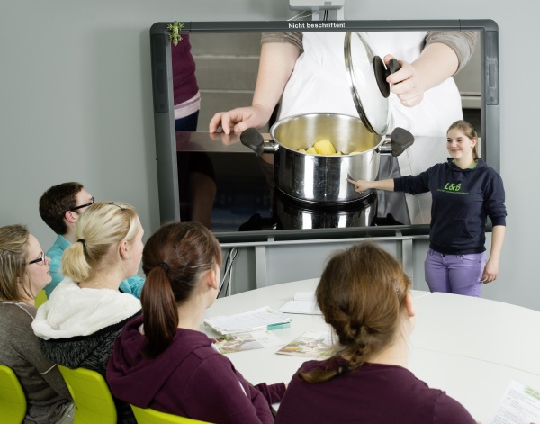 Schüler schauen einen Film zum Kochen