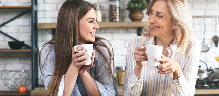 Zwei Frauen trinken Kaffee