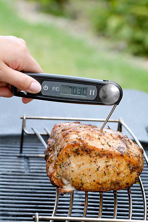 Fleisch-Temperaturmessung mit Thermometer auf dem Grill