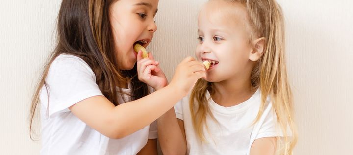 Zwei kleine Mädchen beim Essen