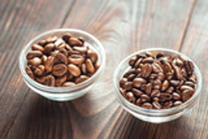 Kaffeebohnen in zwei Glasschälchen