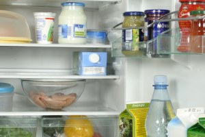 Blick in geöffneten Kühlschrank