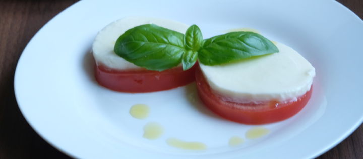 Tomate-Mozzarella mit Basilikum, Insalata Caprese auf einem Teller
