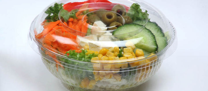 Mixsalat in Plastikschüssel