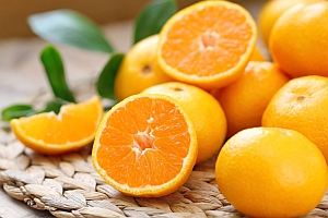 Orangen, ganz, halbiert und Viertel