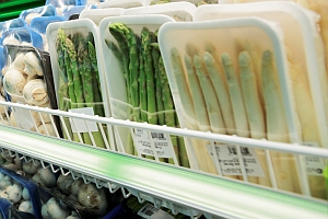 Grüner und weißer Spargel abgepackt im Supermarktregal