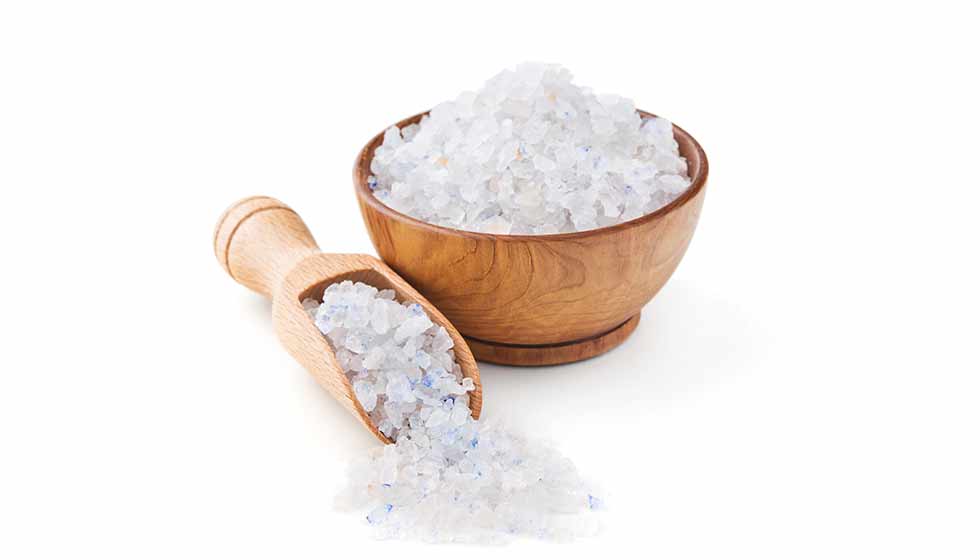 Perisches Salz in einer Holzschüssel und auf einem Holzlöffel