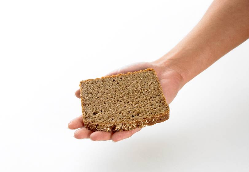 Hand mit Scheibe Brot