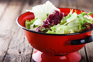Verschiedene Salatblätter in roter Seihe