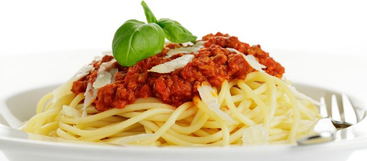 Teller mit Spaghetti mit Hackfleischsoße
