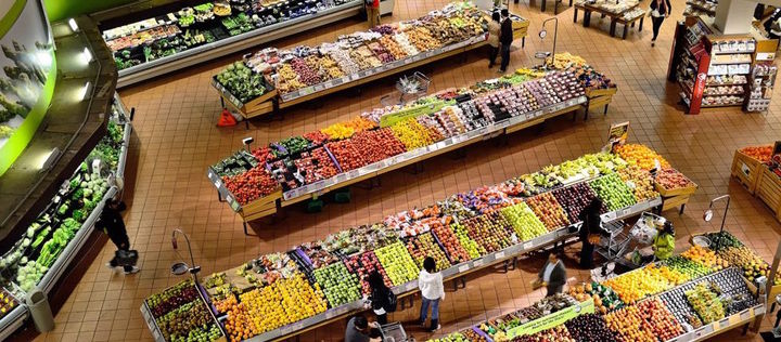 Obst- und Gemüseabteilung in einem Supermarkt