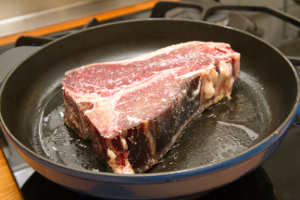 T-Bone Steak in der Pfanne