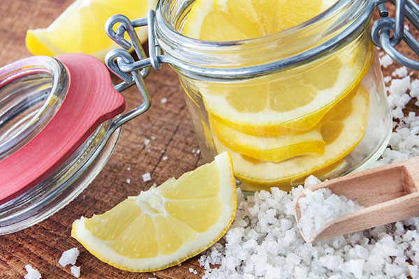 Ein Weckglas mit Salz-Zitronen-Scheiben