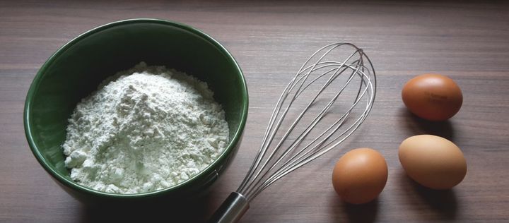 Mehl, Eier und Schneebesen für Pfannkuchen