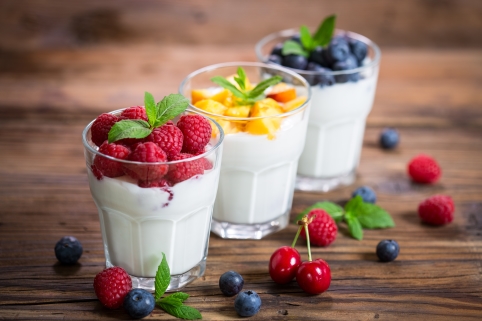 Drei Gläser mit Natur-Joghurt und Früchten