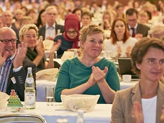 Das Publikum vom BZfe-Forum applaudiert.