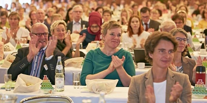 Das Publikum vom BZfe-Forum applaudiert.. Artikel "BZfE-Forum" öffnen.