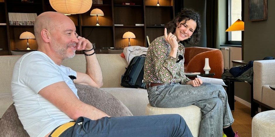 Podcast-Host Sebastian H. Schroeder spricht in einem gemütlichen Ambiente mit dem Unternehmerpaar Anja und Sebastian Pforr.. Artikel "#10 Es geht um die Wurst – Ingo hat`s geknackt" öffnen.