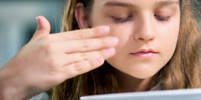 Maedchen schnuppert mit geschlossenen Augen an einem Teller mit Essen.. Artikel "Wie kann Ernährungsbildung gelingen?" öffnen.