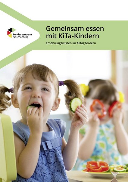 Das Titelbild des Materials "Gemeinsam essen mit KiTa-Kindern" zeigt Mädchen beim Essen von Gemüse.