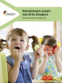 Das Titelbild des Materials "Gemeinsam essen mit KiTa-Kindern" zeigt Mädchen beim Essen von Gemüse.