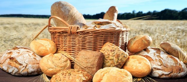 Ein mit verschieden Brot- und Brötchensorten gefüllter Korb