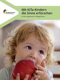 Das Titelbild des Materials Mit KiTa-Kindern die Sinne erforschen zeigt ein Mädchen, das in einen roten Apfel beißt. 