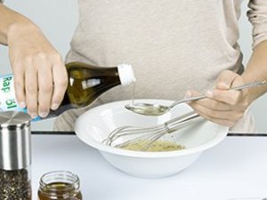 eine Person rührt das Dressing an.