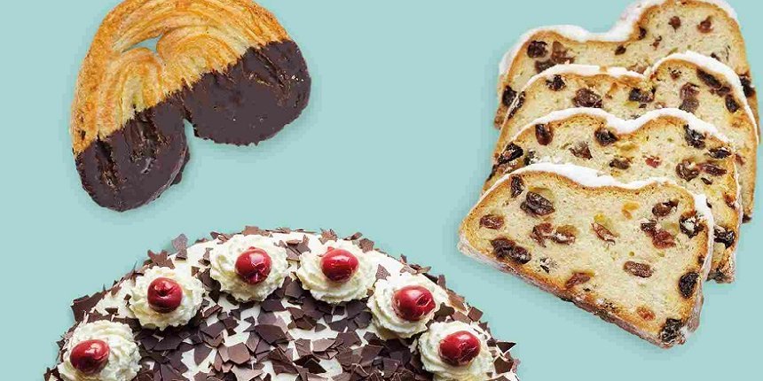 Auf türkisfarbenen Hintergrund sind drei verschiedene feine Backwaren zu sehen, konkret einige Schweineöhrchen, eine Sahne-Kirschtorte und einige Scheiben Christstollen.. Artikel "Von Krapfen bis Amerikaner" öffnen.