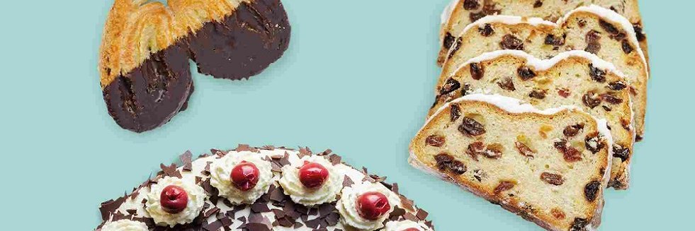 Auf türkisfarbenen Hintergrund sind drei verschiedene feine Backwaren zu sehen, konkret einige Schweineöhrchen, eine Sahne-Kirschtorte und einige Scheiben Christstollen.