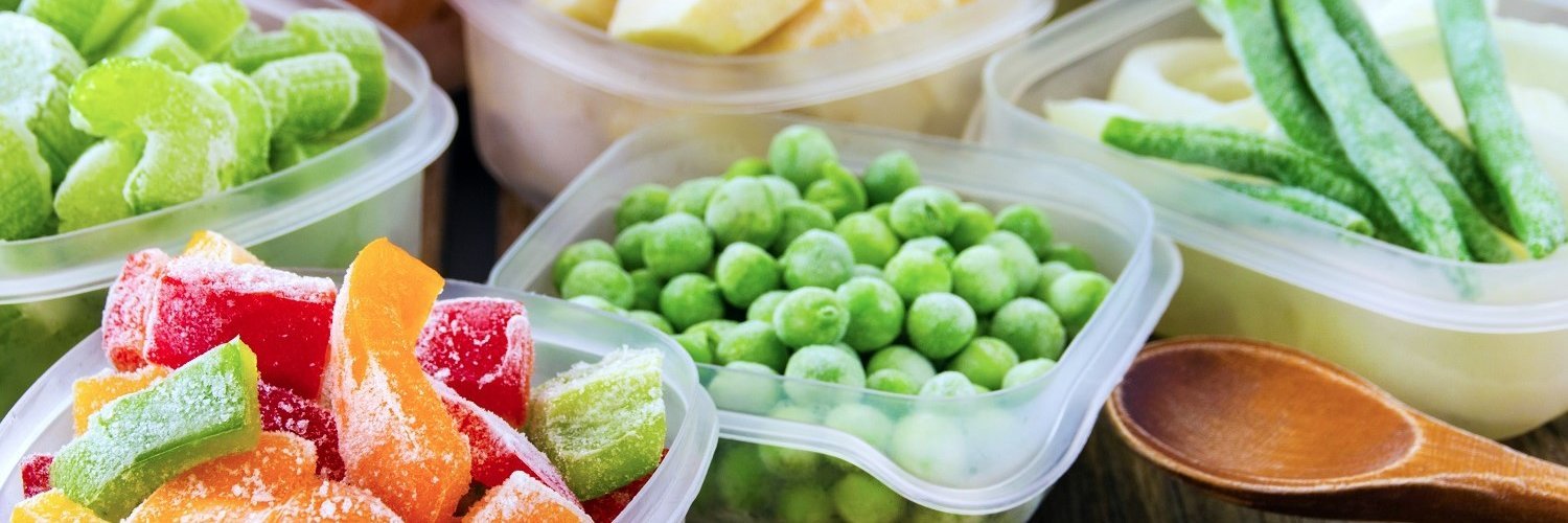 Auf einem Tisch stehen verschiedene Gefrierbehälter mit unterschiedlichem Obst und Gemüse.