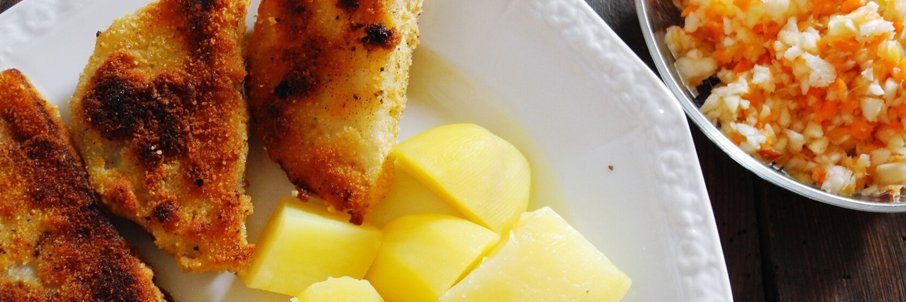 Teller mit gebratenem Sellerie und Kartoffeln.