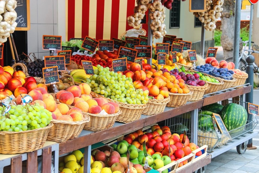 Marktstand mit verschiedenen Obstarten