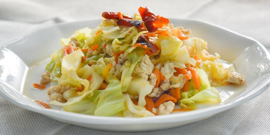 Asiatisches Weißkohlgemüse auf einem Teller.. Artikel "Weißkohl und Spitzkohl" öffnen.