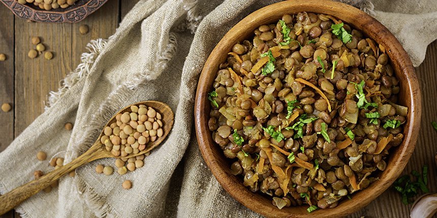 Linsensalat in einer Schale.. Artikel "Hülsenfrüchte" öffnen.