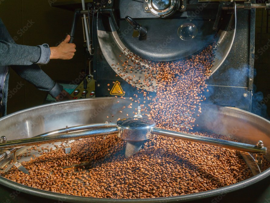 Kaffebohnen werden in einer Rösttrommel geröstet.